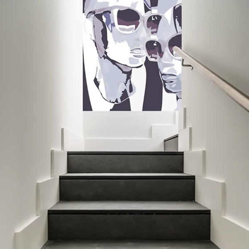 Groot modern schilderij op glas in paars tinten bovenaan een moderne, industriële trap roept spanning en nieuwsgierigheid op